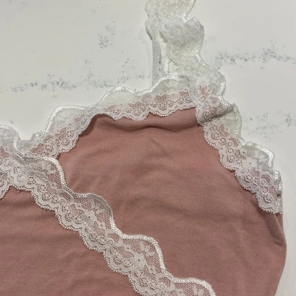 💕Host Pick💕 SHEIN Contrast Lace Panel Lettuce Edge Cami Top - Picture 4 of 5